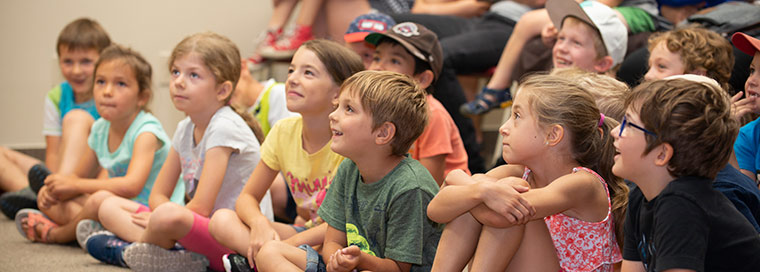 Groupe d'enfants attentifs.